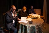 Grzegorz Rak zaprezentował "Opowiadania nie tylko mazurskie" w Kielcach. Sentymentalne spotkanie w pałacyku [ZDJĘCIA]