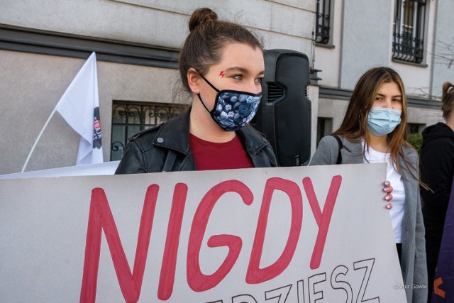 Pikieta przed sądem w Tarnowie w obronie licealisty. Ma zarzuty za niewylegitymowanie się i niezachowanie dystansu na strajku kobiet w Tarnowie