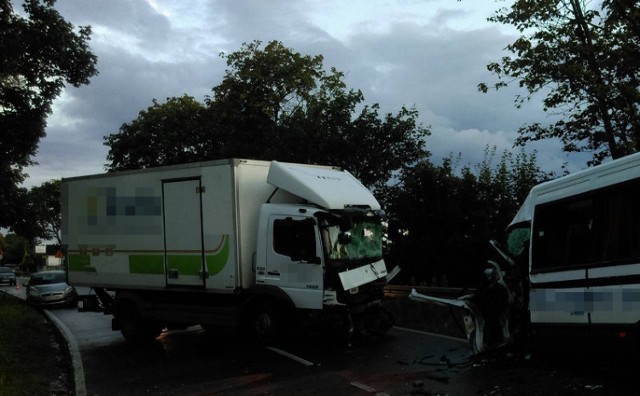 Do wypadku doszło we wtorek około godz. 17.40 w Tadajewie (pow. brodnicki). Ze wstępnych ustaleń policji wynika, że kierujący ciężarowym mercedesem prawdopodobnie nie dostosował prędkości do warunków na drodze i najechał na tył jadącego przed nim peugeota. Następnie zderzył się z jadącym z przeciwka busa iveco. 

W wypadku został ranny 57-letni kierowca busa, którego śmigłowcem odtransportowano do szpitala. Obrażenia odniosła również 28-letnia pasażerka busa. Pozostałym osobom nic się nie stało. Wszyscy uczestnicy wypadku byli trzeźwi. Okoliczności zdarzenia wyjaśnia brodnicka policja. 

