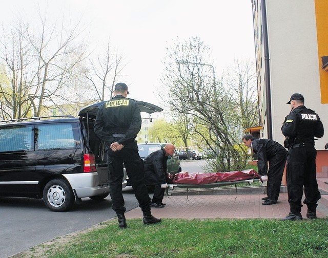 Pracownicy firmy pogrzebowej zabrali zwłoki