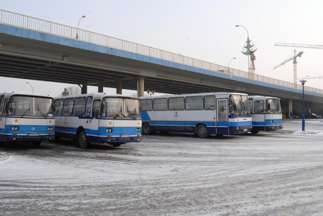 Do tej pory 50-arowy plac pod wiaduktem dzierżawił od miasta PKS. W 1976 roku prowadził tu dworzec podmiejski, obsługujący linie autobusowe jeżdżące po całym powiecie. Codziennie odjeżdżało z niego prawie 400 autobusów, przewożących ponad 20 tysięcy pasażerów. We wrześniu ubiegłego roku umowa dzierżawy wygasła, a władze Rzeszowa nie zdecydowały się na jej przedłużenie. Od tej pory PKS płaci miastu podwójna stawkę czynszu za bezumowne zajęcie terenu. W obecnym kształcie dworzec pod wiaduktem będzie funkcjonował najwyżej do czasu otwarcia parkingu.