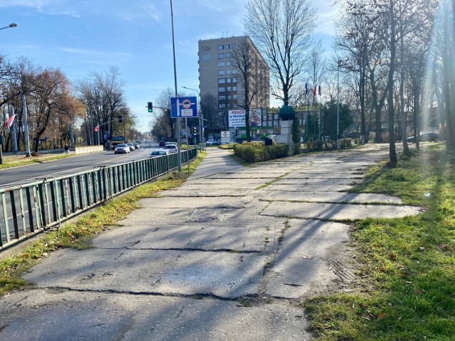 Bytom. Chodnik i rampa przy ul. Chorzowskiej do przebudowy. Inwestycja będzie dostosowana do potrzeb osób niepełnosprawnych