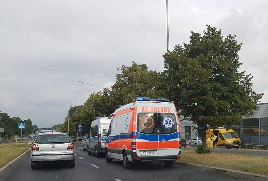 Motocyklista przewrócił się się przed przejściem dla...