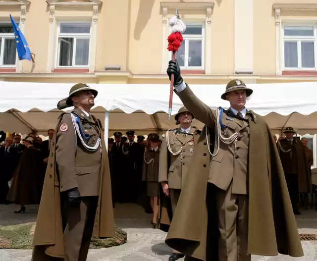 Ppłk Marcin Zalewski przejął w poniedziałek obowiązki dowódcy 5. Batalionu Strzelców Podhalańskich w Przemyślu. Zastąpił ppłk Marcina Duszę, który z kolei został szefem sztabu 21. Brygady Strzelców Podhalańskich w Rzeszowie. Ppłk Dusza dowodził przemyskimi żołnierzami od listopada 2016 r.

Ppłk Zalewski był do tej pory związany głównie z wojskami powietrzno-desantowymi.

Zobacz także: Ppłk. Rafał Kluz nowym dowódcą 1. Batalionu Czołgów w Żurawicy [ZDJĘCIA]