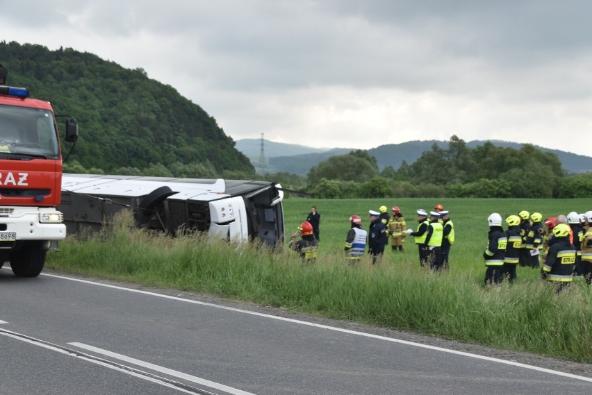 Powiat tarnowski. Autobus wycieczkowy wypadł z drogi na DW 975 w Roztoce koło Zakliczyna. Są osoby poszkodowane [ZDJĘCIA]