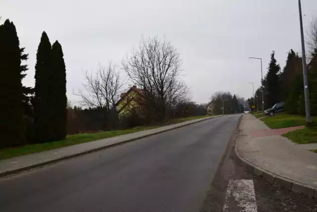 Remontowana ulica Różana w Sandomierzu jest już przejezdna. Ostateczny odbiór  drogi  zaplanowano na przyszły tydzień, jednak kierowcy przy zachowaniu ostrożności mogą korzystać z wyremontowanej drogi i skrócić drogę dojazdu do centrum miasta. Więcej na kolejnych zdjęciach.