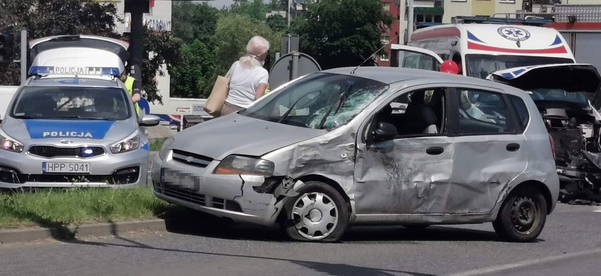 Wypadek karetki w Sosnowcu. Doszło do zderzenia z osobówką, jedna osoba jest ranna