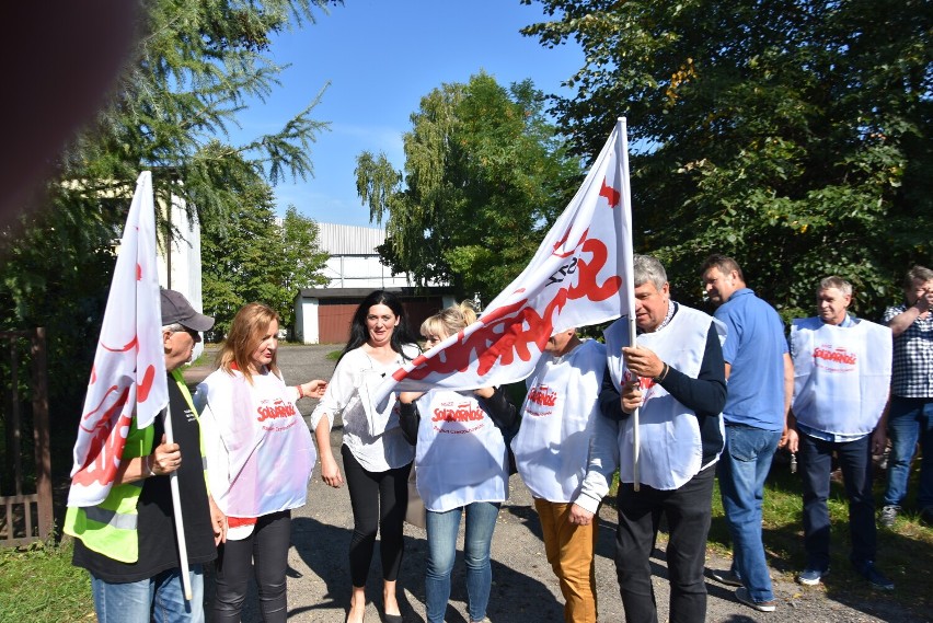 Protest związkowców z Solidarności przed zakładem przetwórstwa rybnego SoNa w Koziegłówkach w powiecie myszkowskim ZDJĘCIA