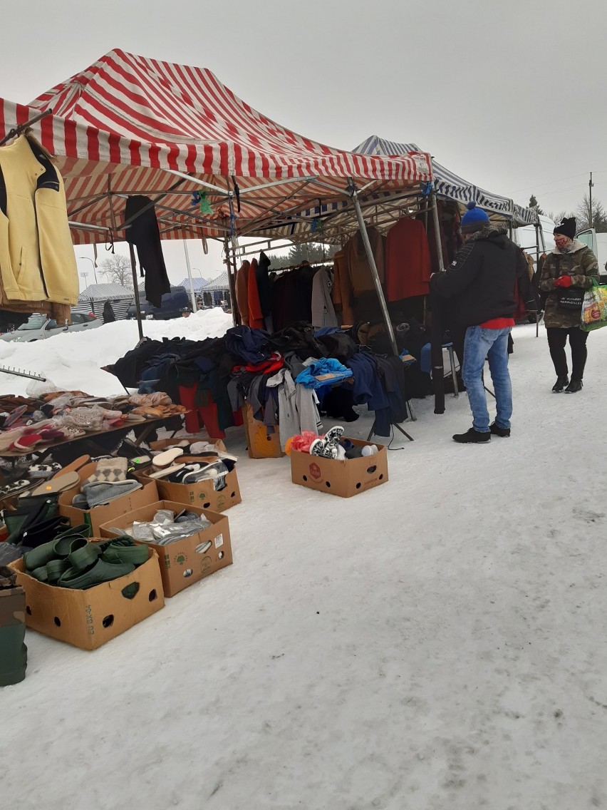 Targowisko na ulicy Bakałarzewskiej w Suwałkach. Kupcy wracają na bazar [Zdjęcia]