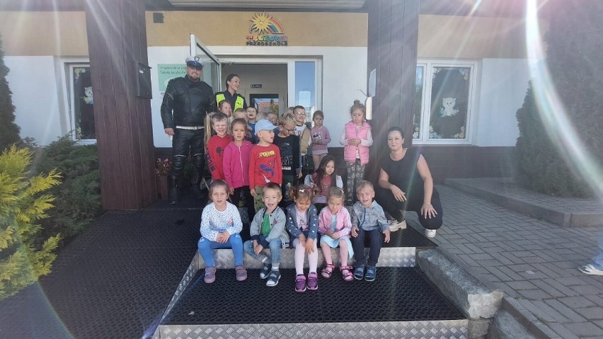 Spotkanie policjantów z dziećmi w tczewskim przedszkolu ,,Tęczowe''