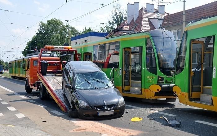 Samochód osobowy zderzył się z tramwajem na ul. Winogrady....