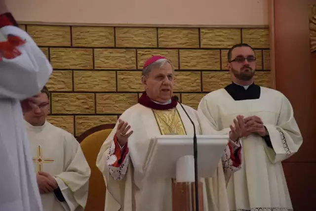 Msza święta w kościele Wniebowstąpienia Pańskiego w Bytomiu-Szombierkach była podziękowaniem za jubileusz 45-lecia iświęceń kapłańskich bp Jana Kopca.