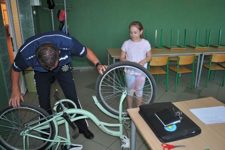 Znakowanie rowerów w szkole podstawowej w Dobrem z policjantami z Radziejowa [zdjęcia]