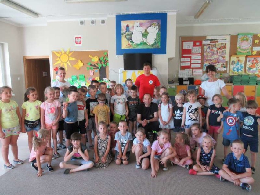 Ratownicy Oddziału Miejsko - Powiatowego WOPR w Pleszewie szkolili dzieci przed wakacjami 