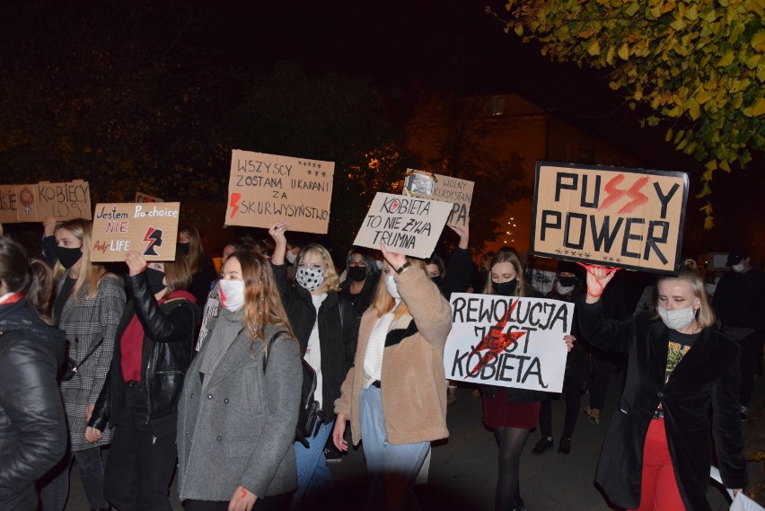 Protest kobiet w Sokółce. Głośne okrzyki, antyrządowe hasła, petardy i znicze pod "pisowskim" starostwem