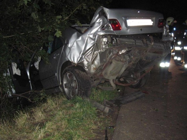 Mieszkanka powiatu nowotomyskiego trafiła do szpitalu, po tym, jak prowadzony przez nią Mercedes wypadł z drogi Strzyżewo - Zbąszyń. Auto roztrzaskało się na poboczu.

Zobacz:
Strzyżewo: Auto wypadło z drogi 