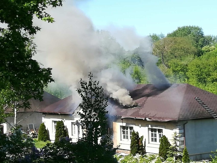 Płonie budynek jednorodzinny w okolicach ulic Dybowskiej i...