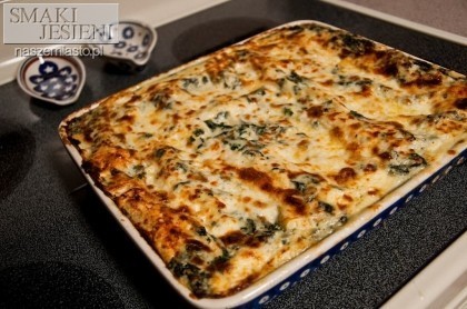 Lasagne ze szpinakiem

0,5kg makaronu lasagne
0,5kg mrożonego szpinaku
100g parmezanu
300g żółtego sera
2 ząbki czosnku
2 jajka
50g masła
sól, pieprz, gałka muszkatołowa
sos beszamelowy

Rozmrożony szpinak przesmażamy na patelni z dodatkiem masła oraz zmiażdżonego czosnku. Całość doprawiamy solą, pieprzem oraz gałką muszkatołową. Pod koniec smażenia do szpinaku dodajemy jajka wraz z tartym parmezanem.
Formę do pieczenia nacieramy masłem, a następnie rozlewamy sos beszamelowy, na którym układamy płaty makaronu lasagne. Na tak przygotowaną warstwę nakładamy wcześniej przygotowaną masę szpinakową, posypując ją na wierzchu startym żółtym serem. Czynność tą powtarzamy 3-4krotnie, posypując ostatnią warstwę dużą ilością sera.
Pieczemy w temperaturze 180 stopni przez ok. 35-45 minut.