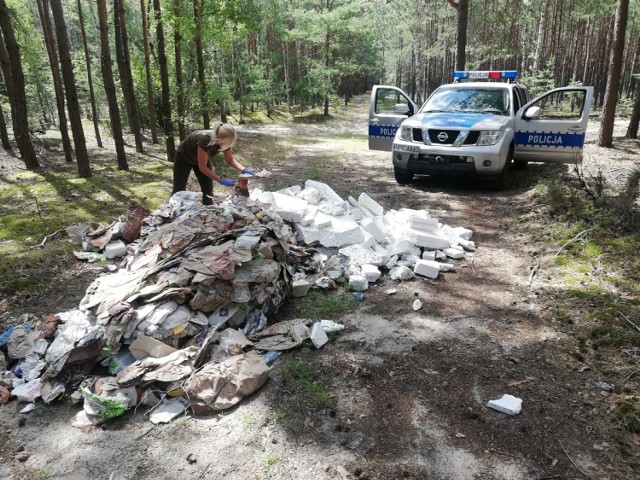 Odpady należały do jednej z firm budowlanych. Policjanci z Włocławka ustalili jej adres