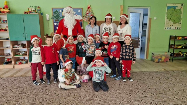 Mikołajki w Przedszkolu Samorządowym numer 5 w Kielcach były bardzo udane. Dzieci i Mikołaj bawili się świetnie.