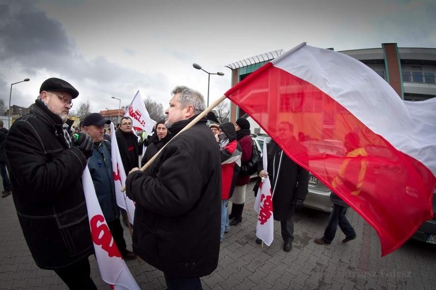 Wałbrzych: Demonstracja w obronie likwidowanych szkół (ZDJĘCIA, FILM)