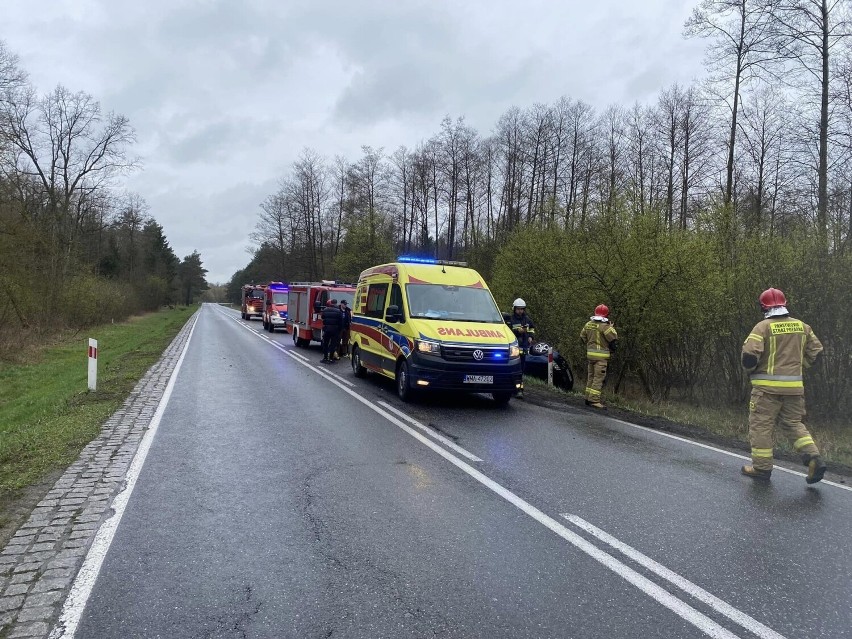 Wypadek na drodze krajowej nr 60. Auto dachowało w Kaszewcu. 15.04.2023