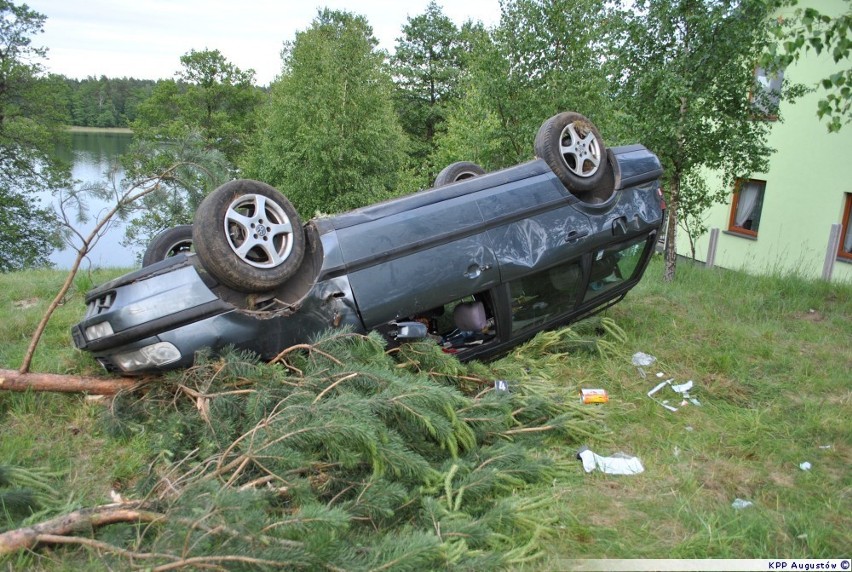 Wypadek w Tobołowie. Pijana 20-latka dachowała autem [zdjęcia]
