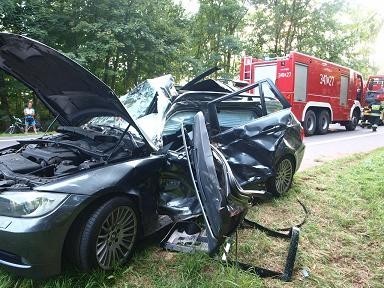 W sobotę (31.08.2013 r.) około godziny 17:00 na drodze krajowej nr 80 doszło do zderzenia pojazdu marki bmw i ciężarowego man`a. 

Jak wynika ze wstępnych ustaleń policjantów, kierujący pojazdem osobowym 32-latek włączając się do ruchu, najprawdopodobniej w wyniku nieprawidłowo wykonanego manewru zawracania, nie udzielił pierwszeństwa przejazdu jadącemu w stronę Torunia pojazdowi ciężarowemu marki man i doprowadził do zderzenia pojazdów.

Wypadek w Pędzewie 31 sierpnia