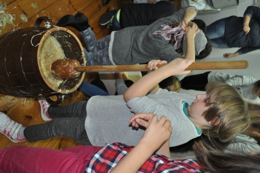 Mali mieszkańcy Tucholi poznali tajniki kiszenia kapusty [zdjęcia]