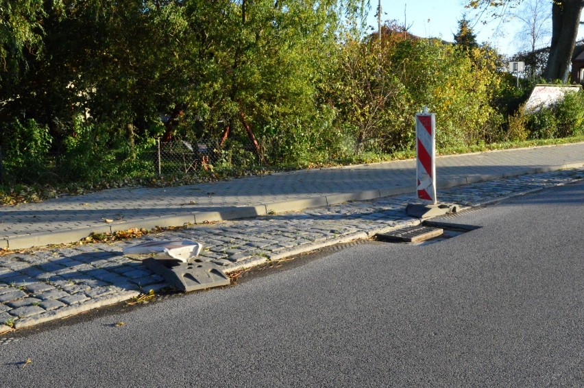 Gmina Prabuty. Od ponad miesiąca trwa naprawa nawierzchni w miejscowości Gonty Małe. Postawiono znaki ostrzegawcze i co dalej? [ZDJĘCIA]