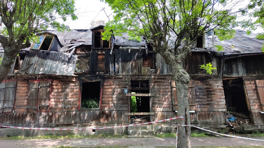 Rozpadający się drewniany dom można kupić za 3500 złotych