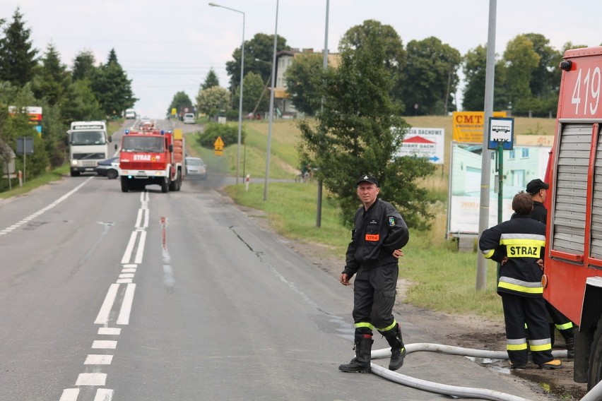 Wypadek w Chojnicach. Ciężarówka wjechała w zbiornik z gazem. Ulica Tucholska nieprzejezdna