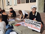 Opole. Malowali hasła wyrażające smutek i sprzeciw wobec sytuacji uchodźców na granicy polsko-białoruskiej