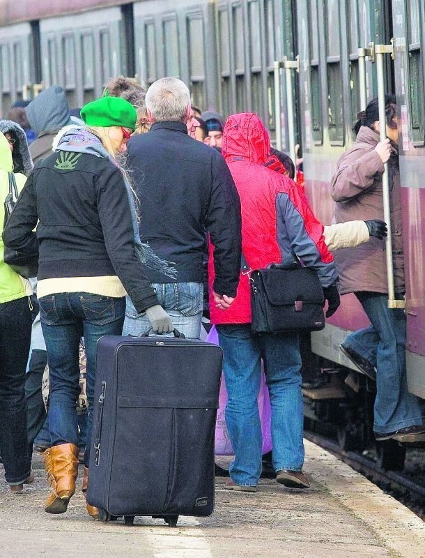 Wałbrzych Miasto: pasażerowie na peronie bez zadaszenia