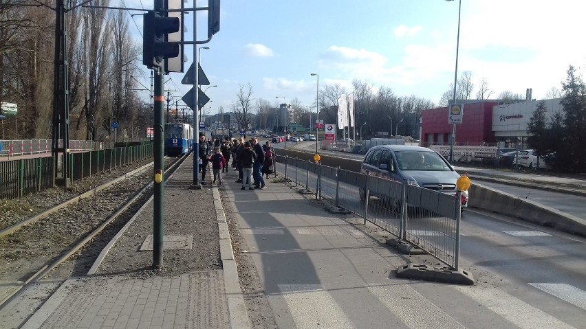 Prace na skrzyżowaniu ul. Wielickiej z Malborską trwały...