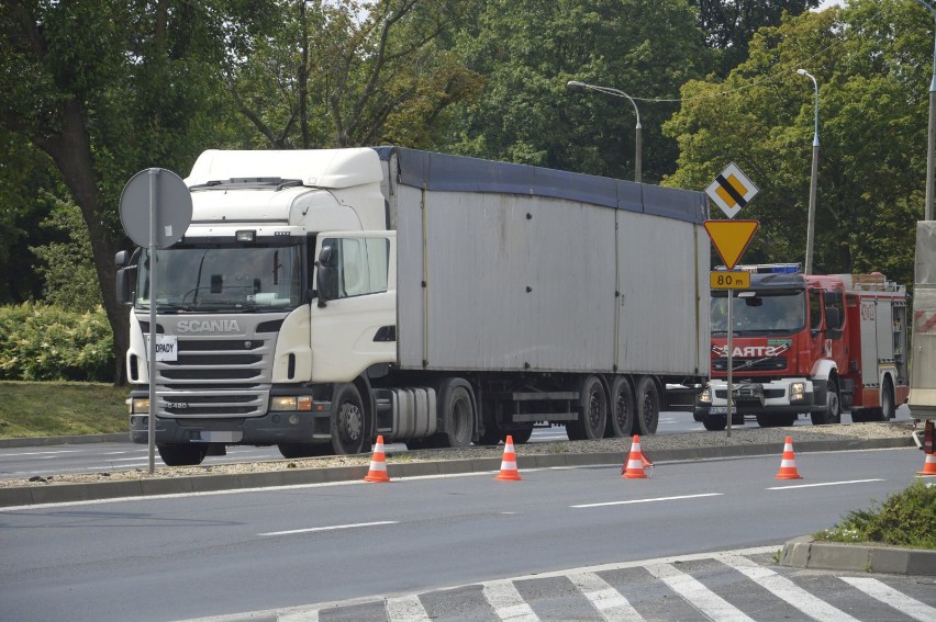 Głogów: Zderzenie przy wyjeździe z dużego ronda. Ciężarówka zderzyła się z autem osobowym