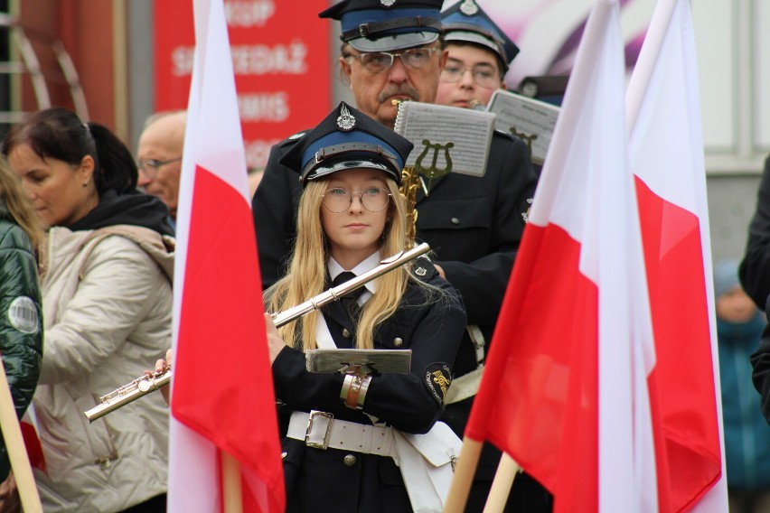 Gorlice. Niepodległościowy pochód z 70-metrowa flagą, Bractwem Kurkowym, armatnim wystrzałem i wspólnie odśpiewanym Mazurkiem Dąbrowskiego