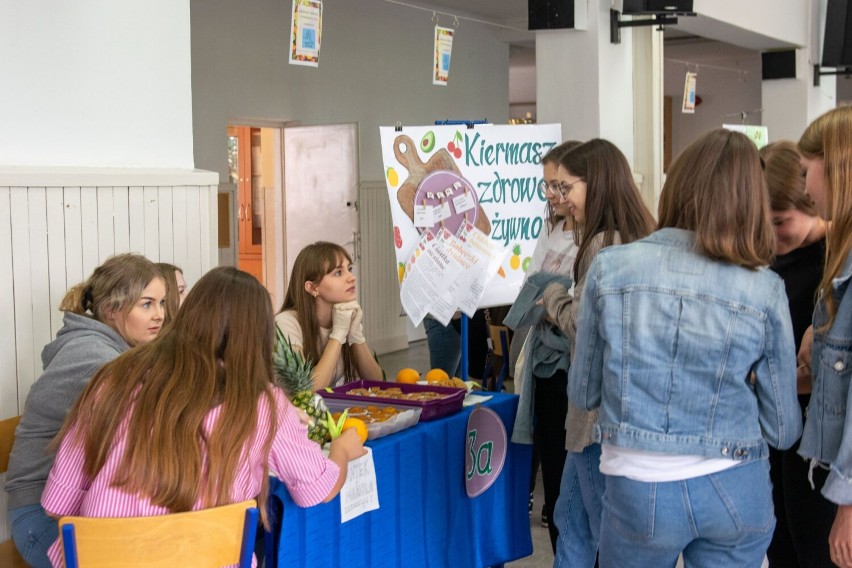 Moja droga do zdrowia. Projekt podsumowany w I LO w Sieradzu. Wcześniej był kiermasz zdrowej żywności ZDJĘCIA