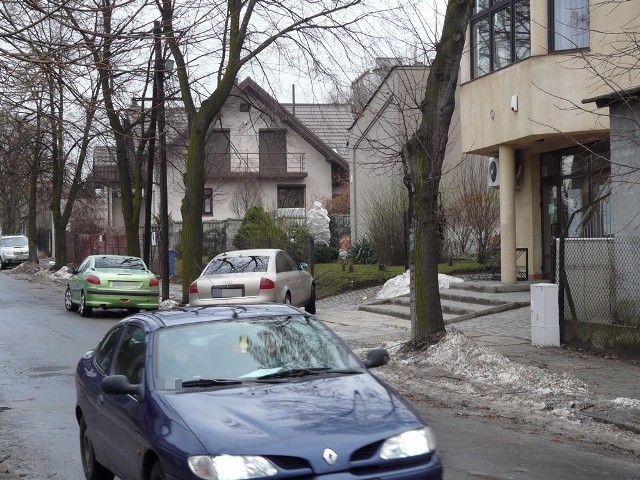 Biuro obsługi klienta PGE przy ul. Rolnej i parkujące przed nim samochody