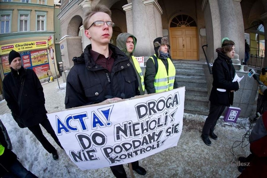 Wałbrzych: Protestowali przeciwko ACTA (ZDJĘCIA)