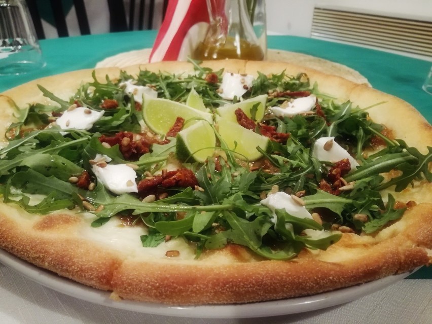 Pizza Rinfrescante (orzeźwiająca) - pizza z rukolą, serem...