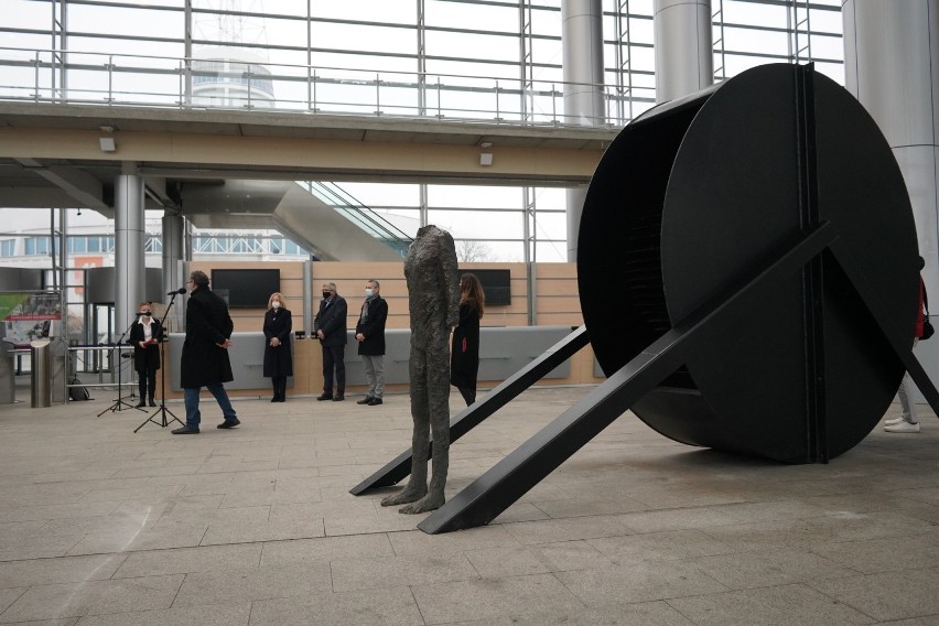 Kolejna praca Magdaleny Abakanowicz pod tytułem Standing...