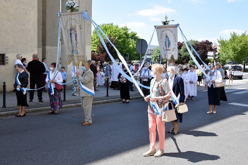 Piła. W parafii pw. św. Antoniego wierni uczestniczyli w procesji Bożego Ciała wokół kościoła. Zobaczcie zdjęcia