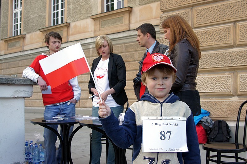 W Dzień Flagi Rzeczypospolitej Polskiej kaliszanie biegali z flagą. Zobacz film i zdjęcia