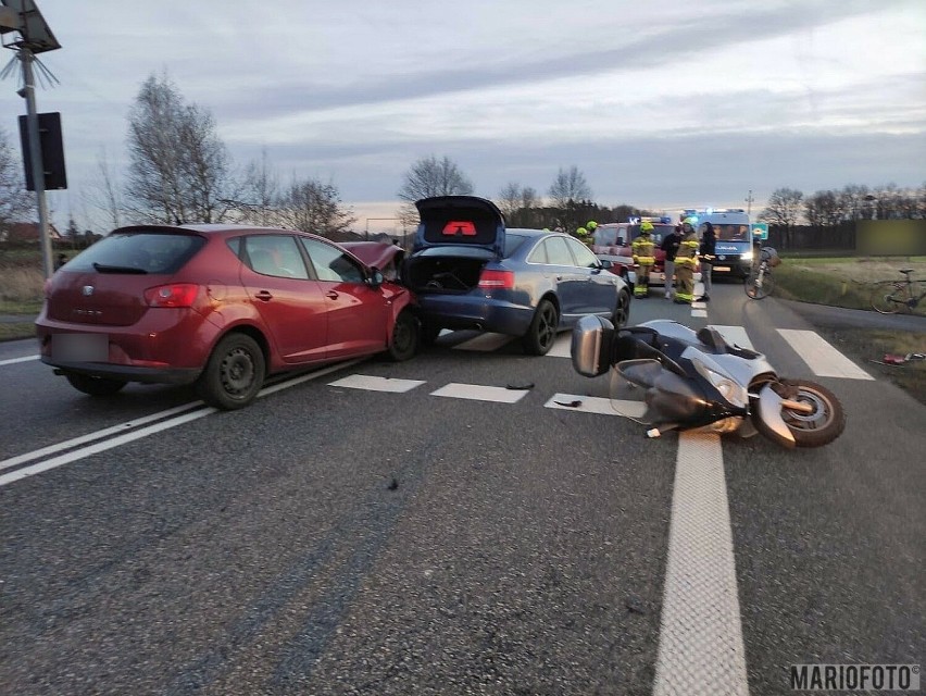 Zderzenie dwóch samochodów i skutera na DK45.