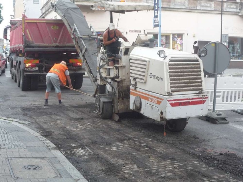 Na ulicy Moniuszki w Gnieźnie trwają prace techniczne...