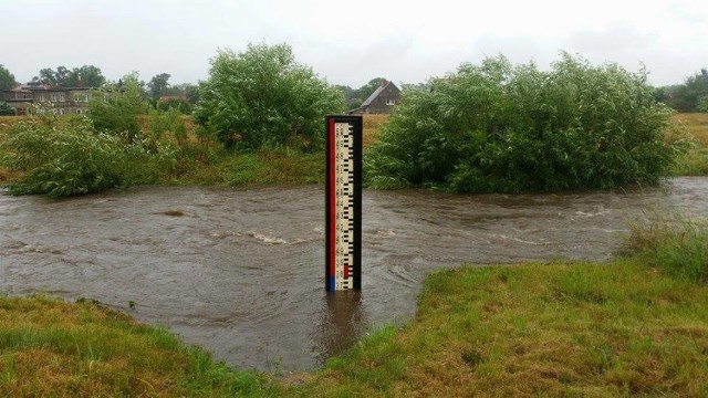 W gminie Mysłakowice stan ostrzegawczy osiągnęła już rzeka Łomnica. Poziom wody wzrósł o 13 cm do 352 cm. Do stanu alarmowego brakuje 15 cm.