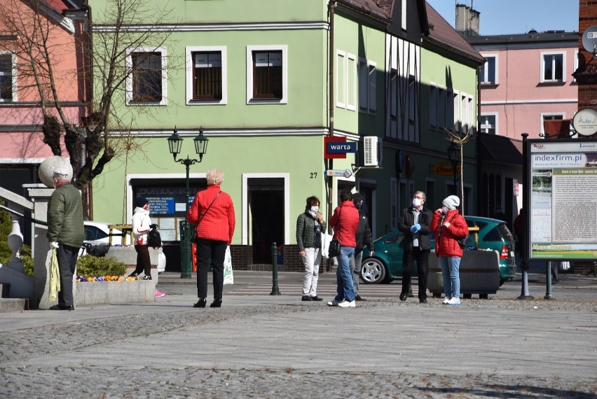 Tłumy chętnych po darmowe maseczki. Kolejka nie miała końca 