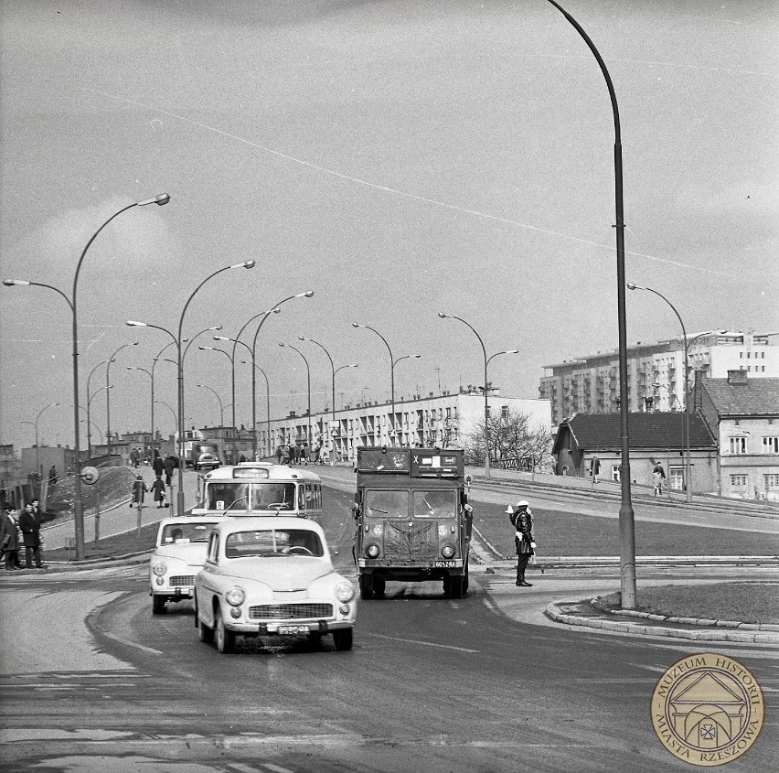 Rok 1971. Na rondzie obok powstającego hotelu Rzeszów ruch...