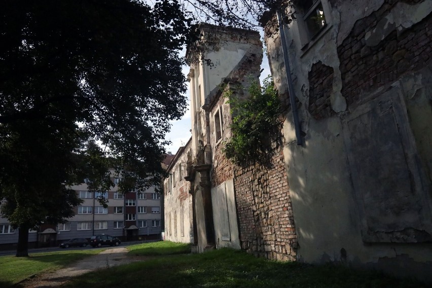 Ruina zabytkowego klasztoru przy ulicy Chojnowskiej w Legnicy straszy swoim wyglądem